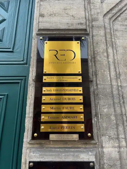 Exemple de plaques professionnelles d'avocats posées à Montpellier