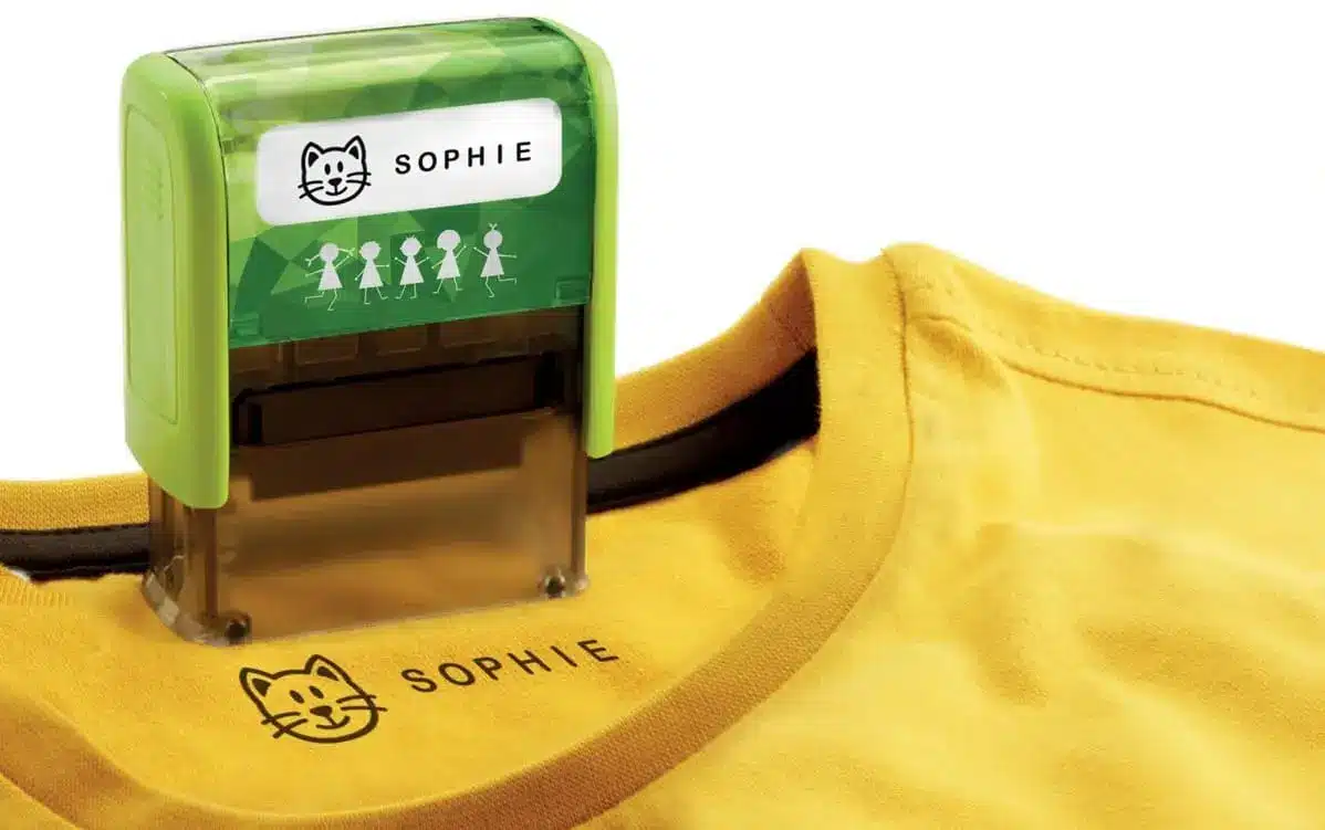 un exemple de tampon avec prénom pour marquer un vêtement d'enfant pour les collectivités